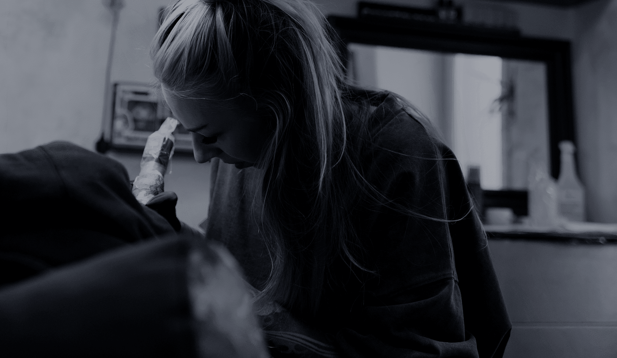 Zdjęcie przedstawiające Kari - artystkę tatuażu podczas pracy